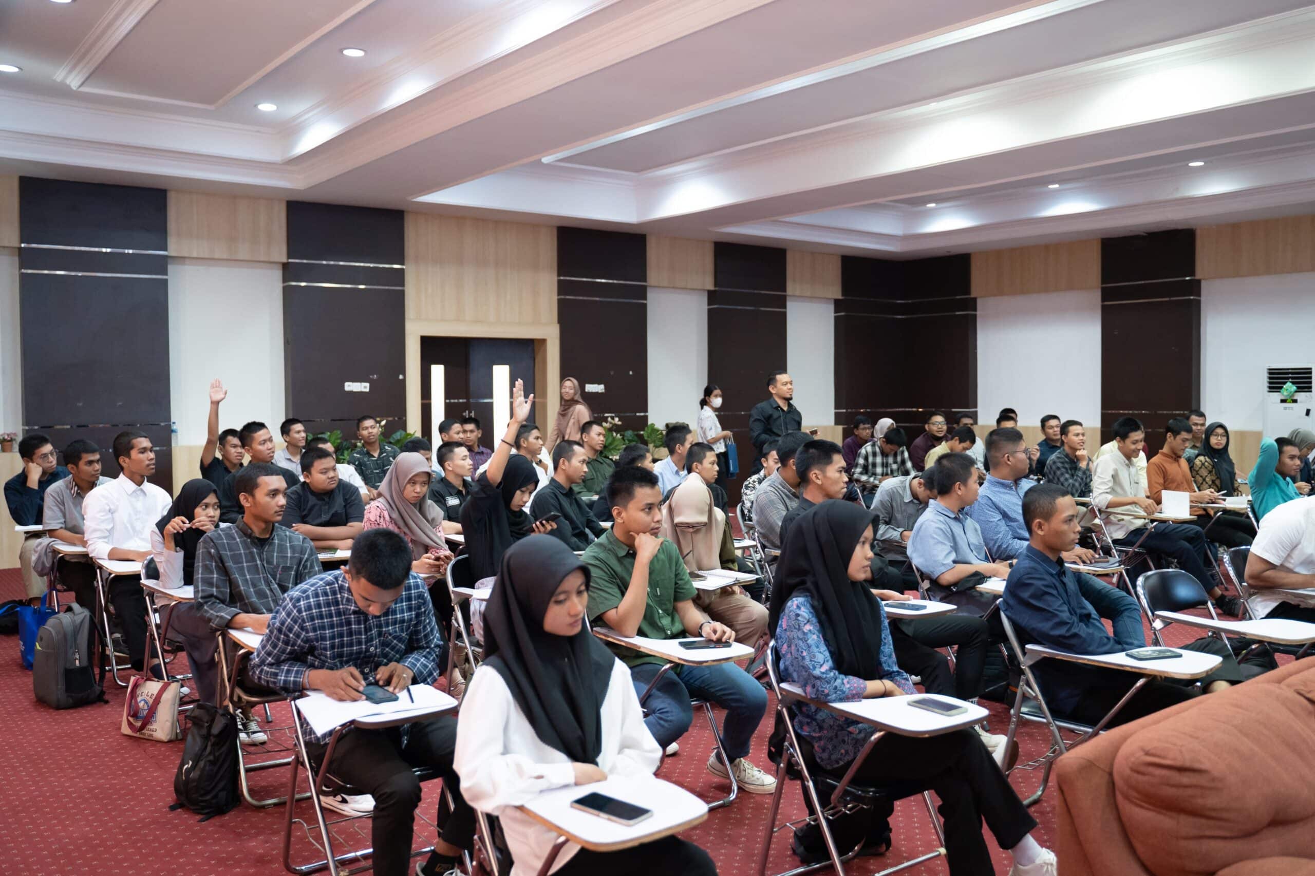 Mahasiswa Poliban antusias mengikuti kuliah umum yang disampaikan oleh GM PLN UIP3B Kal, Abdul Salam Nganro. (Foto: PT PLN)