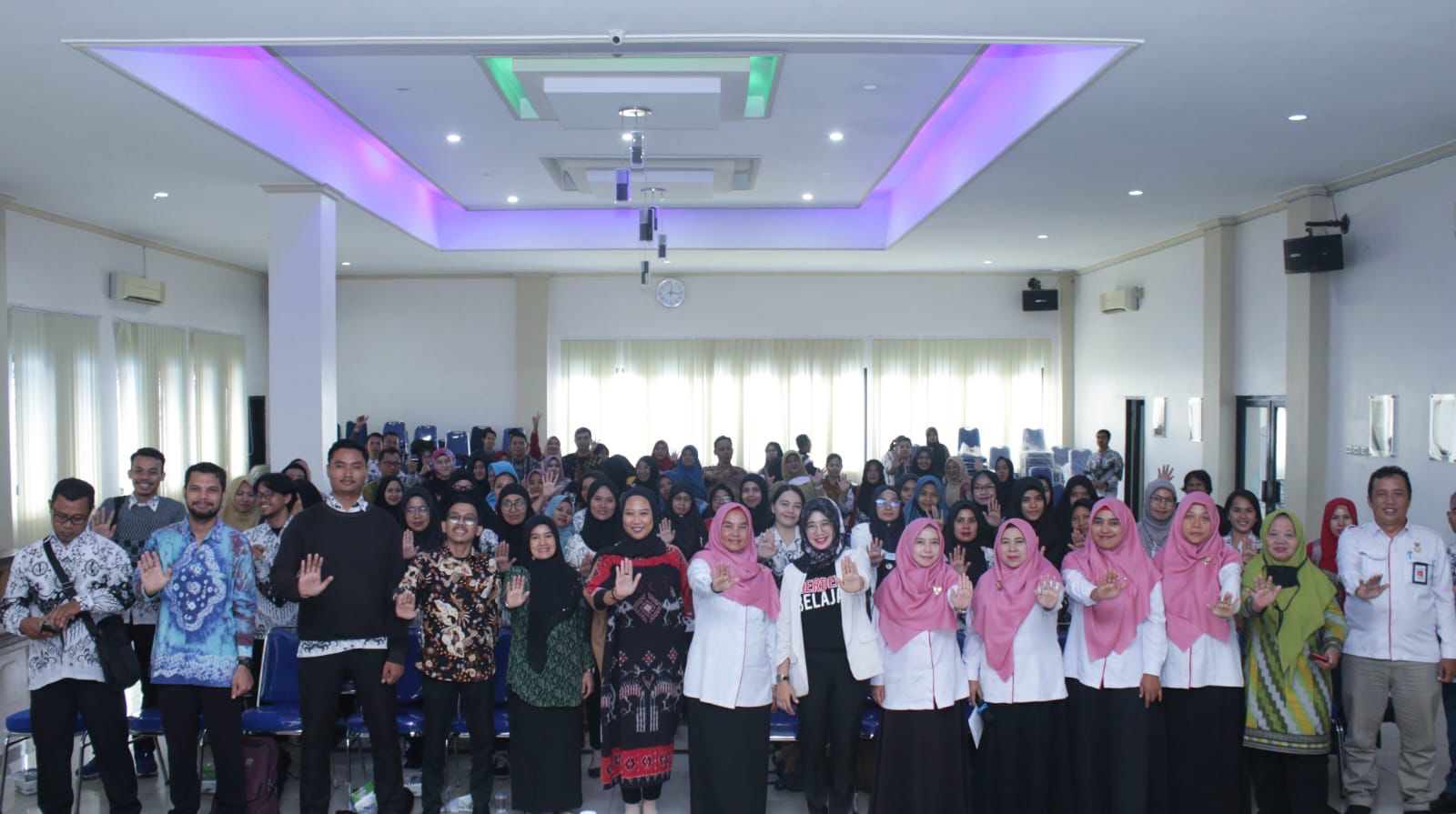 Foto bersama peserta sosialisasi pembentukan satgas pencegahan dan penanganan kekerasan di lingkungan pendidikan, yang digelar oleh KPAD Pontianak. (Foto: Indri)