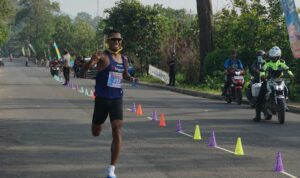 Salah satu peserta lomba Kayong Running se-Kalimantan Barat 2023 yang berlangsung di Jalan Pantai Pulau Datok, Kecamatan Sukadana, Sabtu (16/09/2023). (Foto: Dokumentasi/Istimewa)