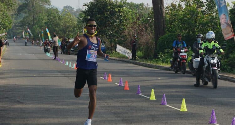 Salah satu peserta lomba Kayong Running se-Kalimantan Barat 2023 yang berlangsung di Jalan Pantai Pulau Datok, Kecamatan Sukadana, Sabtu (16/09/2023). (Foto: Dokumentasi/Istimewa)