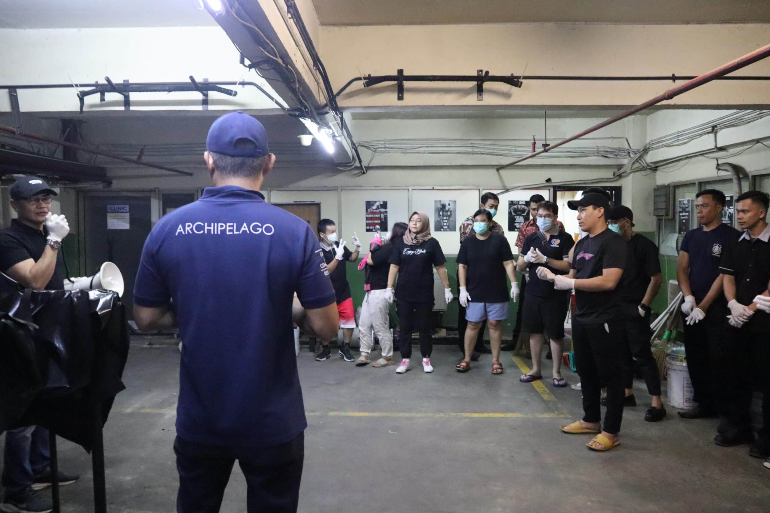 Sejumlah karyawan mendapat pengarahan singkat sebelum melakukan aksi bersih-bersih di basement hotel. (Foto: PR ASTON Pontianak.