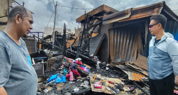 Wali Kota Pontianak, Edi Rusdi Kamtono meninjau Pasar Sudirman yang terbakar dan berbincang dengan pedagang. (Foto: Prokopim Pontianak)