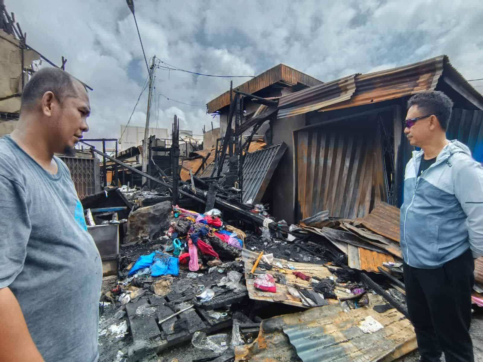 Wali Kota Pontianak, Edi Rusdi Kamtono meninjau Pasar Sudirman yang terbakar dan berbincang dengan pedagang. (Foto: Prokopim Pontianak)