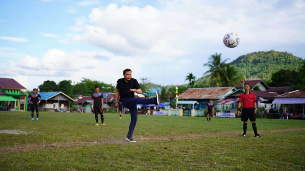 Bupati Kapuas Hulu, Fransiskus Diaan menendang bola pertama sebagai tanda dibukanya open turnamen sepak bola di Mentawit Hulu Gurung. (Foto: Ishaq)
