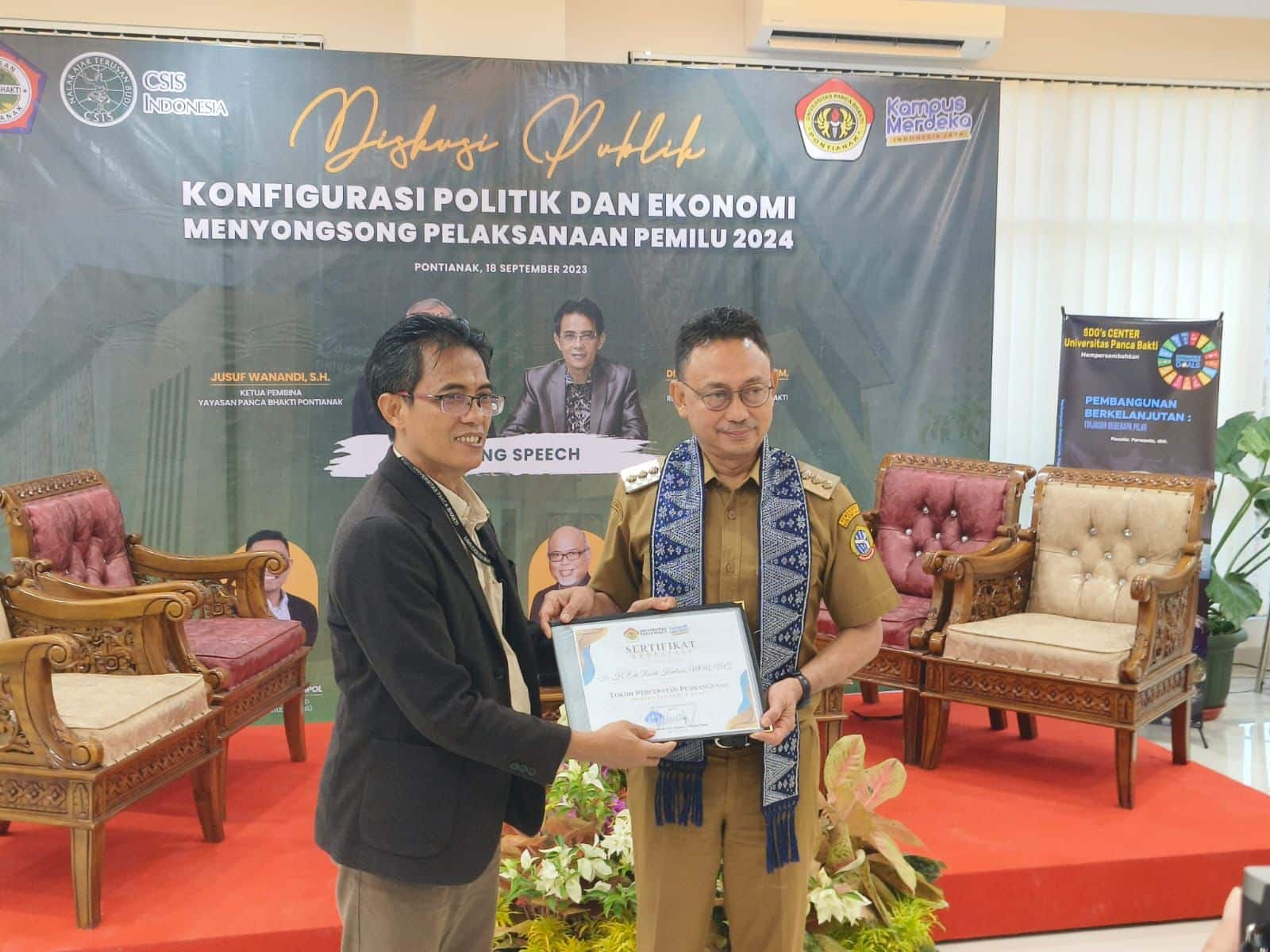Rektor Universitas Panca Bhakti, Purwanto menyerahkan piagam penghargaan kepada Wali Kota Pontianak, Edi Rusdi Kamtono sebagai Tokoh Percepatan Pembangunan. (Foto: Prokopim Pontianak)