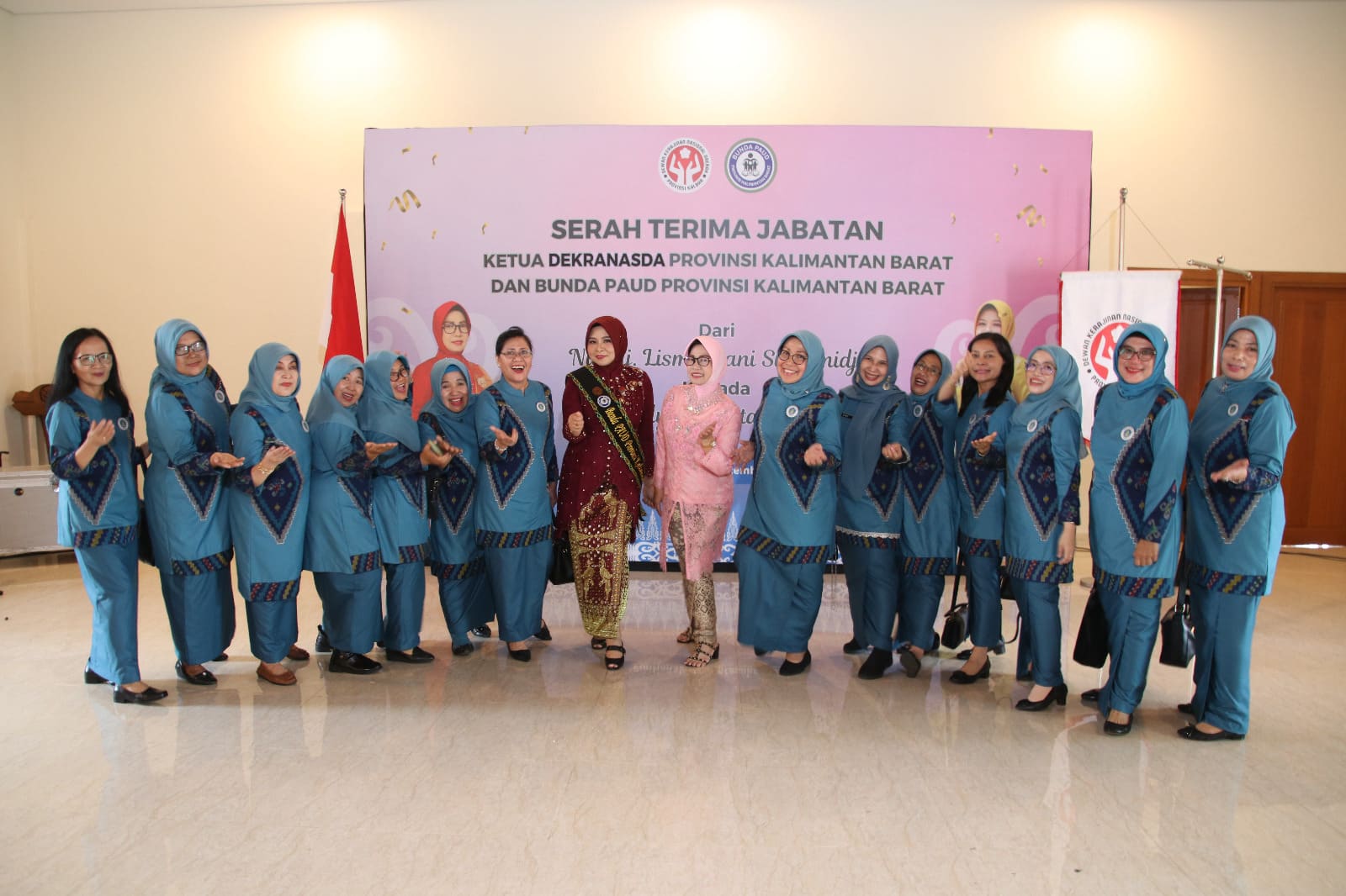 Foto bersama usai serah terima jabatan Ketua Dekranasda dan Bunda PAUD Provinsi Kalimantan Barat periode 2018 - 2023. (Foto: Biro Adpim For KalbarOnline.com)