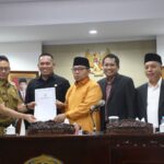 Wali Kota Pontianak, Edi Rusdi Kamtono menyampaikan pendapat akhirnya tentang Raperda Perubahan APBD 2023 kepada DPRD Kota Pontianak. (Foto: Prokopim/Kominfo Pontianak)