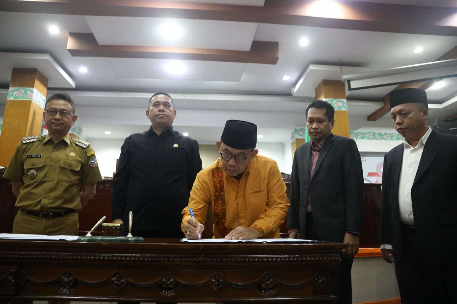 Penandatanganan berita acara kesepakatan Raperda Perubahan APBD 2023. (Foto: Prokopim/Kominfo Pontianak)
