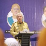 Penjabat (Pj) Gubernur Kalimantan Barat, Harisson memberikan kata sambutan dalam acara Simposium Nasional Dampak Undang-Undang (UU) Nomor 17 Tahun 2023 Terhadap Tata Kelola dan Pelayanan Rumah Sakit, di Hotel Mercure Pontianak, Selasa (19/09/2023). (Foto: Jauhari)