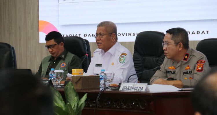 Pj Gubermur Kalbar, Harisson memberikan pemaparan dalam Rapat Koordinasi Penanggulangan Karhutla di Provinsi Kalimantan Barat bersama Kepala BNPB, di Balai Petitih, Kantor Gubernur Kalbar, Rabu (20/09/2023). (Foto: Jauhari)