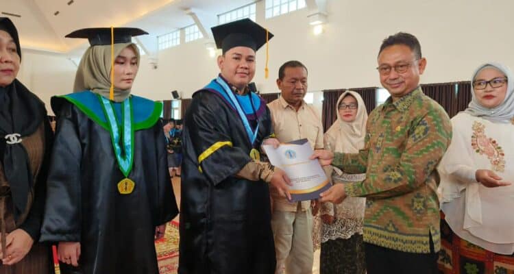 Wali Kota Pontianak, Edi Rusdi Kamtono menyerahkan piagam penghargaan kepada wisudawan Polnep berprestasi. (Foto: Prokopim Pontianak)