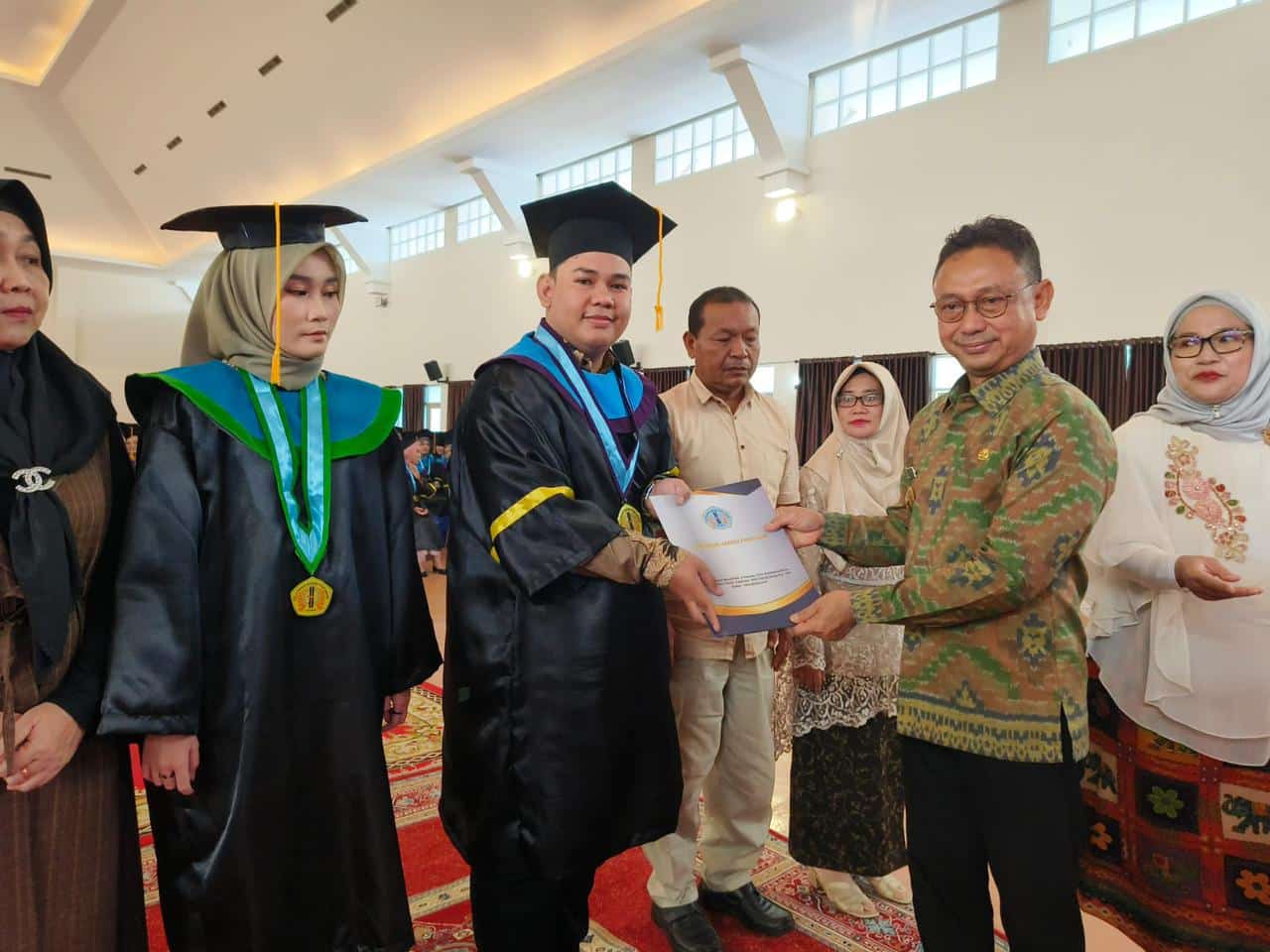Wali Kota Pontianak, Edi Rusdi Kamtono menyerahkan piagam penghargaan kepada wisudawan Polnep berprestasi. (Foto: Prokopim Pontianak)
