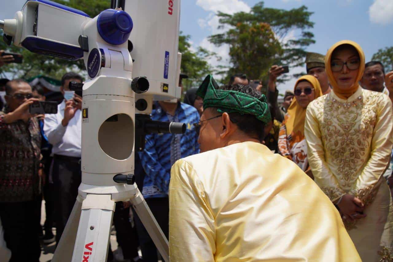 Wali Kota Pontianak, Edi Rusdi Kamtono melihat detik-detik matahari berkulminasi lewat sebuah alat. (Sumber foto: Indri dan Prokopim Pontianak)