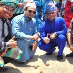 Anggota Dewan Perwakilan Rakyat Daerah (DPRD) Kota Pontianak, Zulfydar Zaidar Mochtar mendirikan telur pada event Pesona Kulminasi Matahari 2023. (Foto: Jauhari)