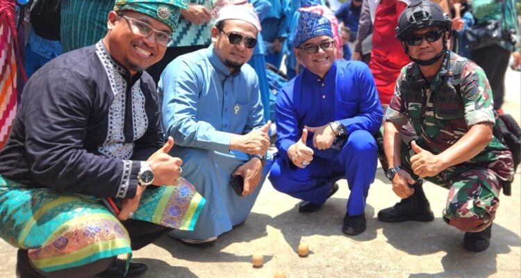 Anggota Dewan Perwakilan Rakyat Daerah (DPRD) Kota Pontianak, Zulfydar Zaidar Mochtar mendirikan telur pada event Pesona Kulminasi Matahari 2023. (Foto: Jauhari)