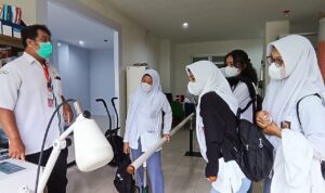Siswa-siswa SMAN 1 Pontianak mendapat penjelasan dari petugas RSUD SSMA Kota Pontianak saat visit program ke rumah sakit tersebut. (Foto: Humas RSUD-SSMA)