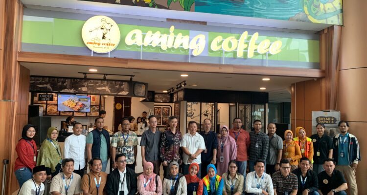 Foto bersama para tamu undangan usai diresmikannya Aming Coffee di ruang tunggu keberangkatan Bandara Supadio. (Foto: Istimewa)
