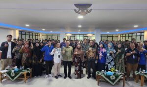 Foto bersama mahasiswa Politeknik Aisyiyah dalam kuliah umum yang disampaikan oleh Wali Kota Pontianak Edi Rusdi Kamtono. (Foto: Kominfo/Prokopim Pontianak)