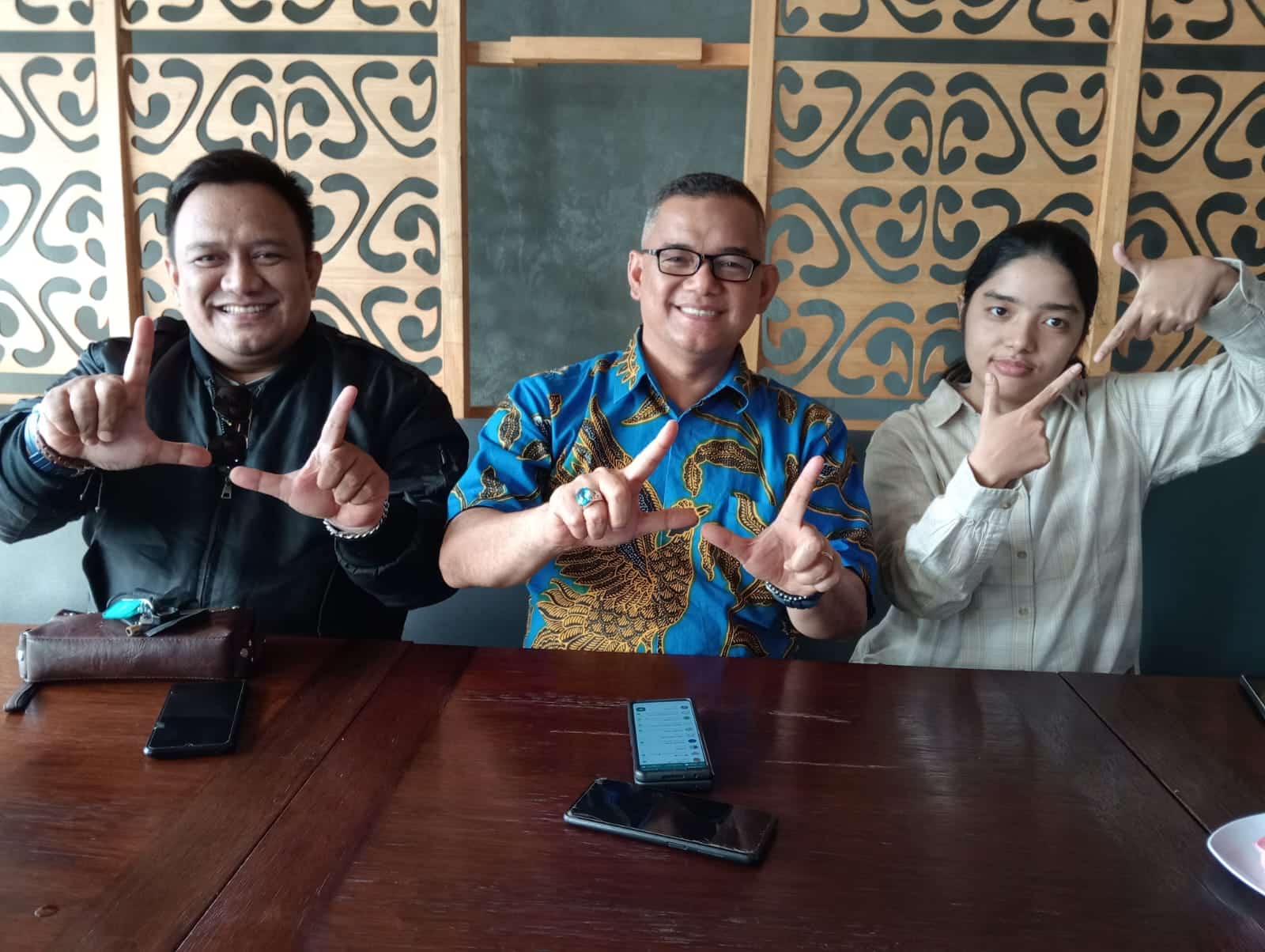 Ketua Persatuan Perusahaan Periklanan Indonesia (p3i) Kalbar, Zulfydar Zaidar Mochtar (tengah) berfoto bersama. (Foto: Jauhari)