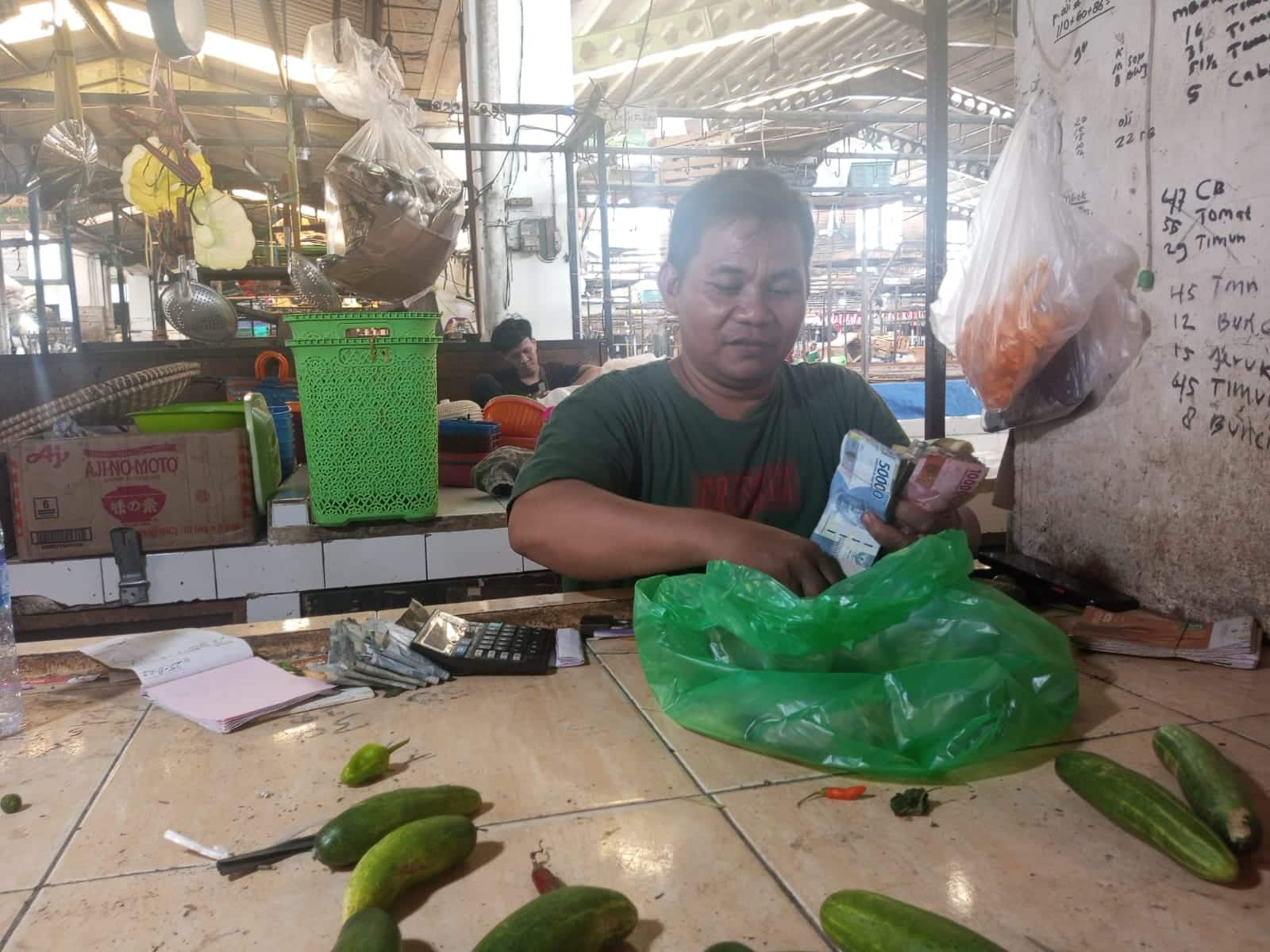 Abdul Aziz (42 tahun), pedagang Pasar Flamboyan. (Foto: Firmansyah Purnama Aji)