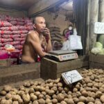 Darwin (42 tahun), salah satu pedagang kentang di Pasar Flamboyan. (Foto: Muhammad Fakhri Humami)
