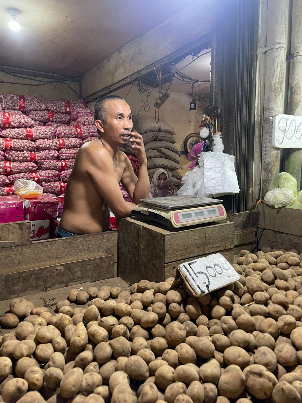 Darwin (42 tahun), salah satu pedagang kentang di Pasar Flamboyan. (Foto: Muhammad Fakhri Humami)