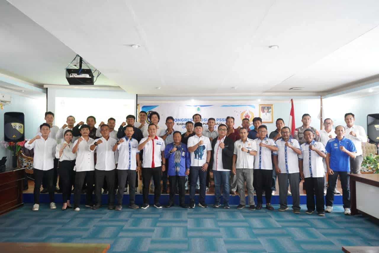 Foto bersama dalam acara Kongres Askab PSSI Kabupaten Kapuas Hulu. (Foto: Ishaq)