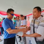 Ketua PMI Kota Pontianak, Edi Rusdi Kamtono menyerahkan piagam penghargaan kepada para pendonor darah. (Foto: Prokopim Pontianak)