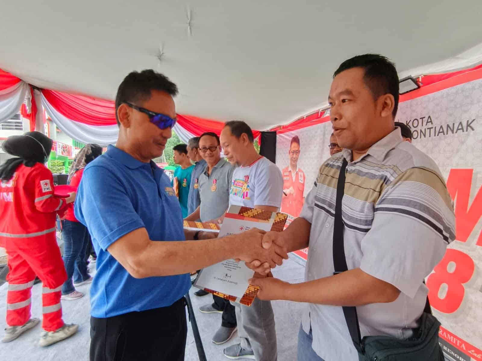 Ketua PMI Kota Pontianak, Edi Rusdi Kamtono menyerahkan piagam penghargaan kepada para pendonor darah. (Foto: Prokopim Pontianak)