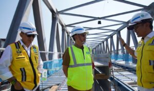 Wali Kota Pontianak, Edi Rusdi Kamtono meninjau progres pembangunan Duplikasi Jembatan Kapuas I. (Foto: Kominfo/Prokopim Pontianak)