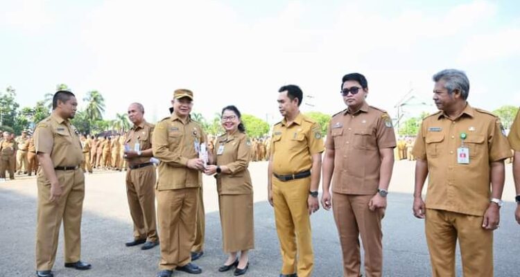 Sekda Ketapang, Alexander Wilyo memberikan piagam penghargaan kepada OPD di lingkungan Pemkab Ketapang. (Foto: Adi LC)