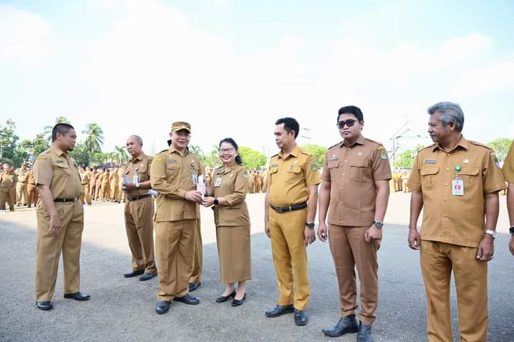 Sekda Ketapang, Alexander Wilyo memberikan piagam penghargaan kepada OPD di lingkungan Pemkab Ketapang. (Foto: Adi LC)
