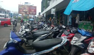 Deretan motor terparkir di Pasar Flamboyan Pontianak. (Foto: Dinda Rahmi Dwi Putri/Mahasiswa PPL IAIN Pontianak 2023)