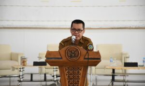 Pj Bupati Kayong Utara, Romi Wijaya saat memberikan arahan kepada seluruh ASN di lingkungan Pemkab Kayong Utara, di Aula Istana Rakyat, Senin (25/09/2023). (Foto: Santo)
