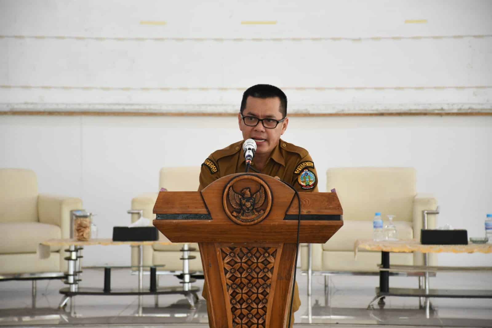 Pj Bupati Kayong Utara, Romi Wijaya saat memberikan arahan kepada seluruh ASN di lingkungan Pemkab Kayong Utara, di Aula Istana Rakyat, Senin (25/09/2023). (Foto: Santo)