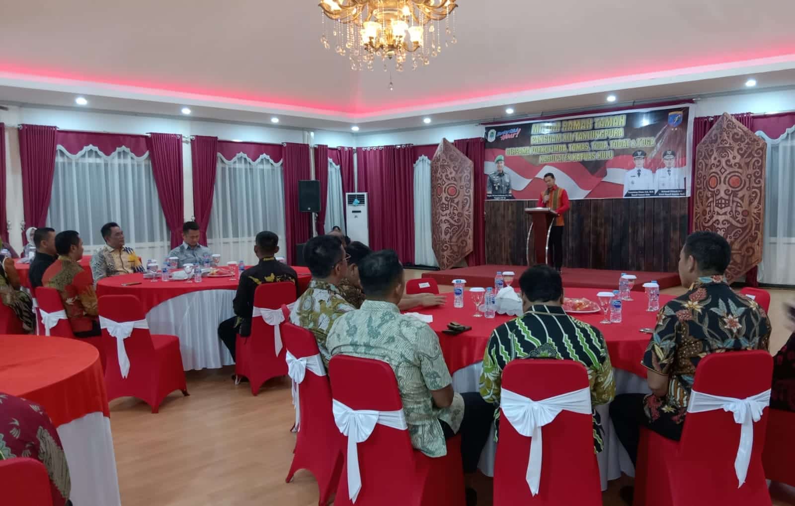 Pangdam XII Tanjungpura, Mayjen TNI Iwan Setiawan menghadiri ramah tamah di Kabupaten Kapuas Hulu. (Foto: Ishaq)