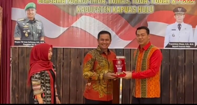 Pangdam XII Tanjungpura, Mayjen TNI Iwan Setiawan menghadiri ramah tamah di Kabupaten Kapuas Hulu. (Foto: Ishaq)