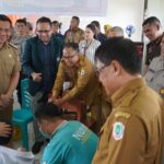 Bupati Kabupaten Kapuas Hulu, Fransiskus Diaan melihat pelaksanaan imunisasi JE di SDN 1 Kedamin, Putussibau Selatan. (Foto: Ishaq)