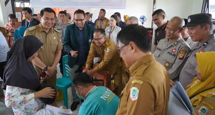 Bupati Kabupaten Kapuas Hulu, Fransiskus Diaan melihat pelaksanaan imunisasi JE di SDN 1 Kedamin, Putussibau Selatan. (Foto: Ishaq)