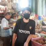 Hendra Triono (41 tahun), pedagang Pasar Flmboyan. (Foto: Firmansyah Purnama Aji)