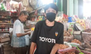 Hendra Triono (41 tahun), pedagang Pasar Flmboyan. (Foto: Firmansyah Purnama Aji)