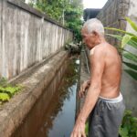 Stefanus (68 tahun) memperlihatkan TKP awal kemunculan buaya muara. (Foto: Firmansyah Purnama Aji)