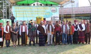 Foto bersama usai pelantikan di lapangan Sepak Bola Kecamatan Tumbang Titi, Jumat (22/09/2023). (Foto: Adi LC)