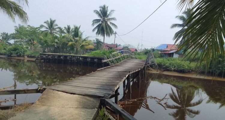Kondisi jembatan kayu di belakang Puskesmas Desa Sungai Kakap, Kecamatan Sungai Kakap, Kabupaten Kubu Raya. (Foto: Reza Aurli Firmansyah/Mahasiswa PPL IAIN Pontianak 2023)