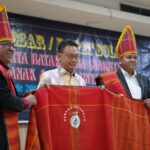 Wali Kota Pontianak, Edi Rusdi Kamtono menerima cenderamata dari pengurus MABBT. (Foto: Prokopim Pontianak)