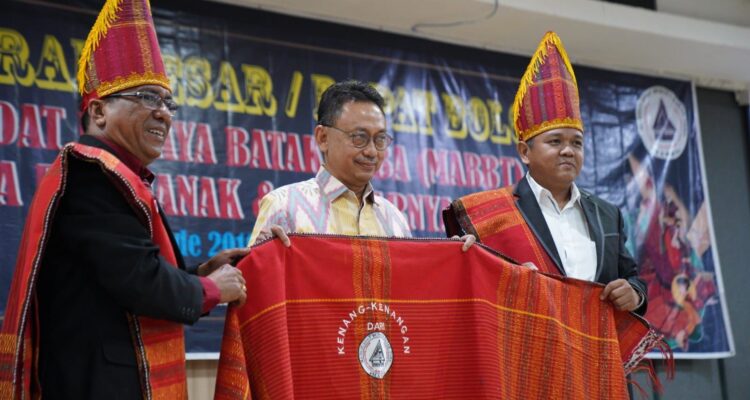 Wali Kota Pontianak, Edi Rusdi Kamtono menerima cenderamata dari pengurus MABBT. (Foto: Prokopim Pontianak)