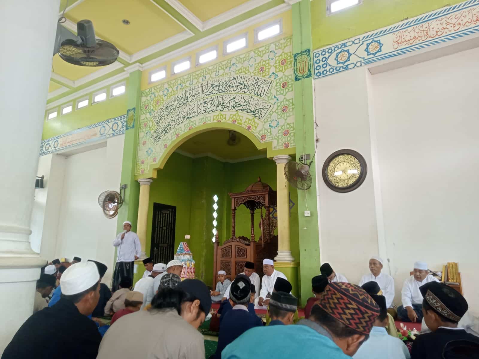 Suasana peringatan Maulid Nabi Muhammad SAW di Masjid Jami Assyafi'iyah Sungai Ambawang. (Foto: Fakhri Ahmad/Mahasiswa PPL IAIN Pontianak 2023)