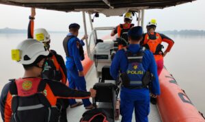 Tim SAR gabungan berupaya mencari keberadaan M Qoyirul Ivan di perairan Kecamatan Terentang. (Foto: Tim SAR)