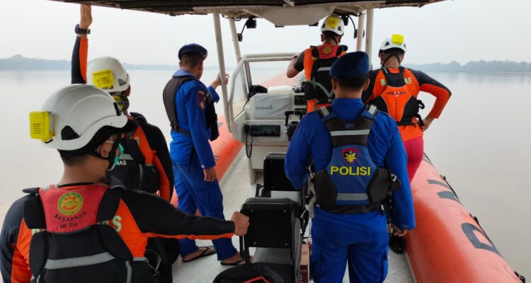 Tim SAR gabungan berupaya mencari keberadaan M Qoyirul Ivan di perairan Kecamatan Terentang. (Foto: Tim SAR)