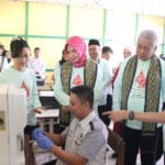 Pj Gubernur Kalbar, Harisson memantau pemeriksaan hematologi deteksi dini thalassemia, di SMA Negeri 1 Sungai Raya, Kabupaten Kubu Raya, Rabu (27/09/2023). (Foto: Biro Adpim)